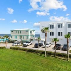 Cozy Coastal Getaway with Pool | 5-Minute Walk to Beach | Up to $450 Daily in Free Tickets for Sunset Cruises, Mini Golf, Parasailing, + More