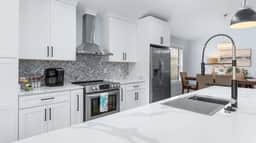 Spacious, Laid-Back Hideaway, Pets Allowed, Enjoy Back Yard, Modern Fixtures, Plus Free Daily Activity Tickets! - Image 4