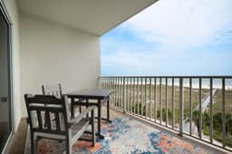 Beachfront Views and Resort Amenities - Image 2