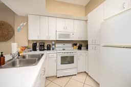 Beachfront Views and Resort Amenities - Image 5