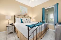 Beachfront Views and Resort Amenities - Image 3