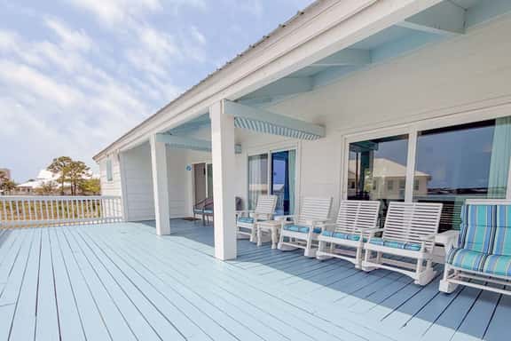 Large Family Home in a Quiet Neighborhood | Close to Beach, Restaurants, Boat Rentals, + Activities | Up to $450 in Savings for Daily Activities - Image 1
