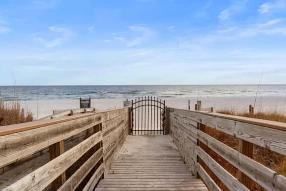 Private Beach Parking & Access | Resort Amenities - Image 1