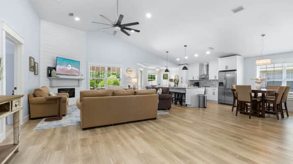 Spacious, Laid-Back Hideaway, Pets Allowed, Enjoy Back Yard, Modern Fixtures, Plus Free Daily Activity Tickets! - Image 3