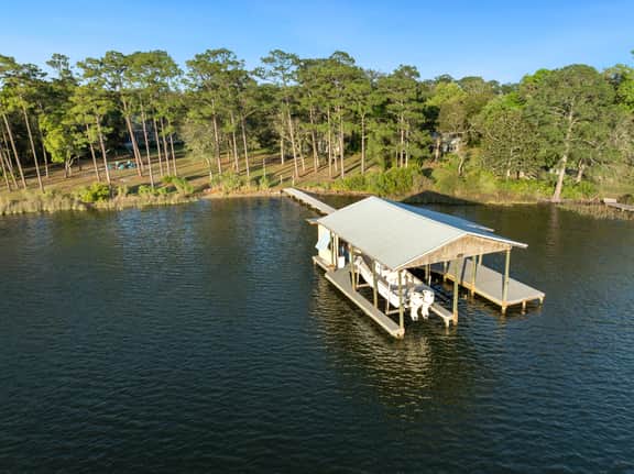 Waterfront Compound for 23 + Pets | Private Boat Dock, Multiple Living Areas | Free Tickets for Mini Golf, Helicopter Tours, Zoo Visits, + Cruises! - Image 4