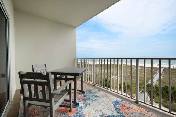 Beachfront Views and Resort Amenities - Image 2
