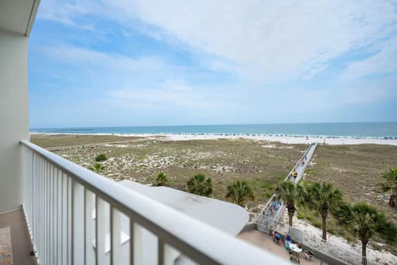 Beachfront Views and Resort Amenities - Image 4