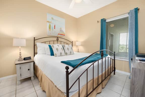 Beachfront Views and Resort Amenities - Image 3