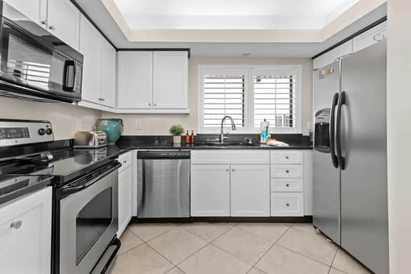 Spacious Condo with Beachfront Balcony, Pools, Sauna + More | Ticket Deals for Dolphin Cruises, Helicopter Tours, Golf Trips, + more! - Image 4